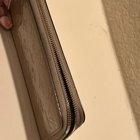 Louis Vuitton Zip Around Vernis Long Wallet Cream Tan LV All Over Logo Print